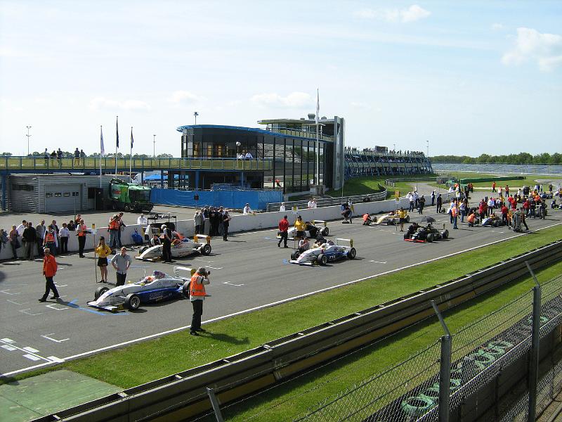 tt-circuit formule adac grid.jpg - Nog een startgrid, maar dan van de formule Adac. Een race klasse voor de jonge broekies.